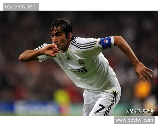 以足球球星精美相框定格荣耀瞬间展现绿茵传奇与激情岁月